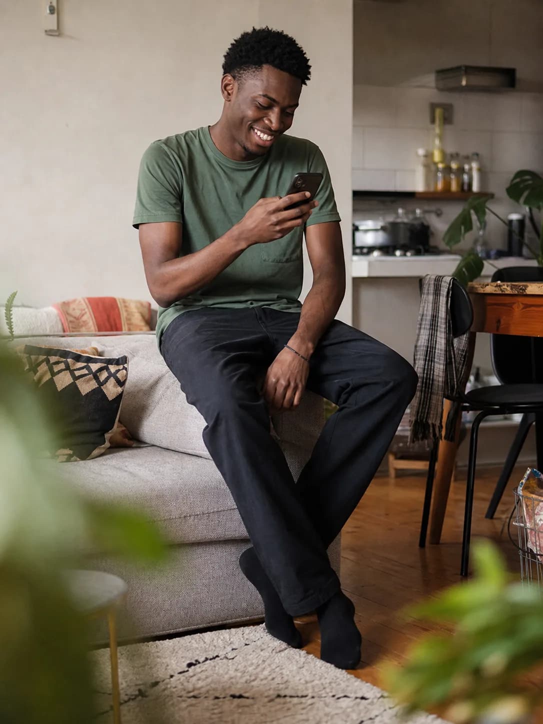 Candidat consultant une mission sur son téléphone, chez lui